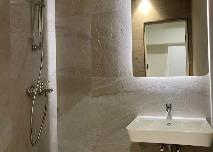 Airport-bus - 13 North - 2 *